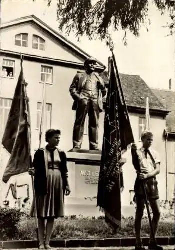 Ak Lutherstadt Eisleben, Ehrenwache vor dem Lenin-Denkmal