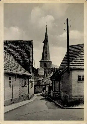 Ak Küllstedt im Eichsfeld, Gasse mit Kirche