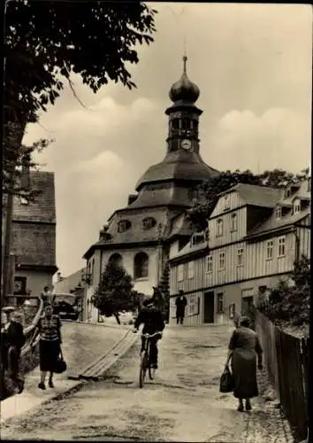 Ak Klingenthal im Vogtland Sachsen, Straßenpartie, Passanten, Kirche