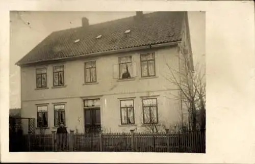 Foto Ak Uelzen in Niedersachsen, Wohnhaus, Anwohner am Fenster und am Gartenzaun