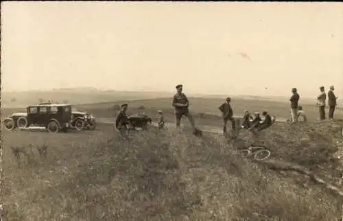 Foto Ak Wolfenbüttel, Ausflugsgesellschaft am Straßenrand, Automobil, Fahrrad, Soldaten