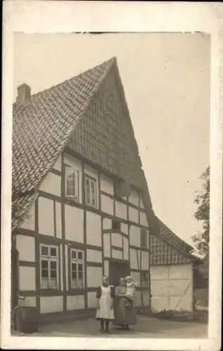 Foto Ak Lauenau am Deister, Frauen und Mädchen vor einem Fachwerkhaus, Anna Rodenbeck