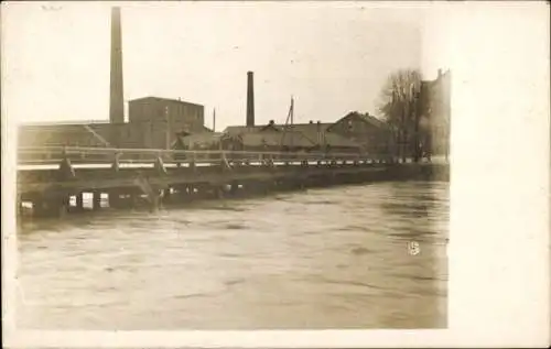 Foto Ak Göttingen in Niedersachsen, Hochwasser Februar 1909, Brücke, Fabrik