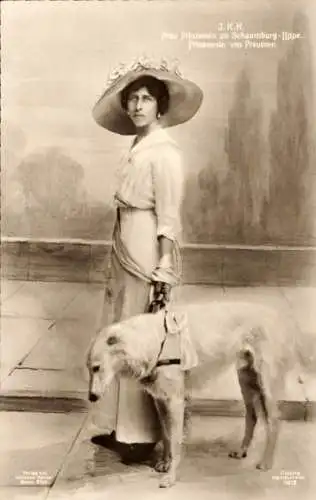 Ak Prinzessin Victoria zu Schaumburg Lippe, Prinzessin von Preußen, Windhund