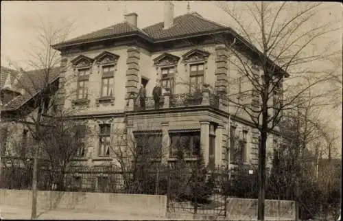 Foto Ak Werden Essen im Ruhrgebiet?, Villa, Anwohner auf dem Balkon