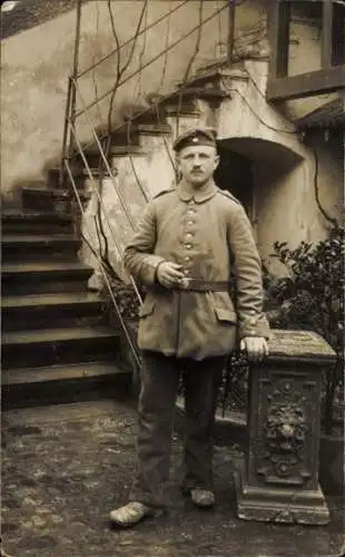 Foto Ak Deutscher Soldat in Uniform, Standportrait, L. I. R. 3