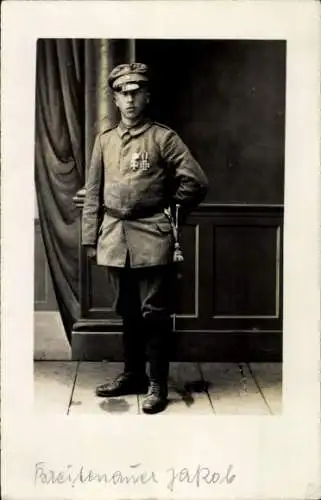 Foto Ak Deutscher Soldat in Uniform, Portrait, EK II, Verdienstkreuz