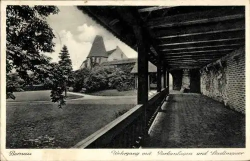 Ak Bernau bei Berlin, Wehrgang mit Parkanlagen und Stadtmauer