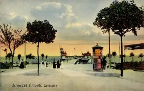 Ak Ostseebad Ahlbeck auf Usedom, Seebrücke, Litfaßsäule