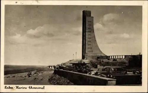 Ak  Laboe, Blick auf das Marine-Ehrenmal, Denkmal, Meer, Strand