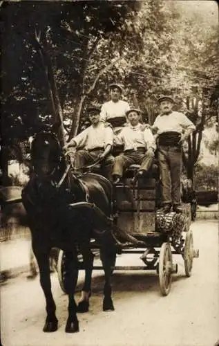 Foto Ak Fuhrwerk, Pferd, Männer, Gruppenfoto