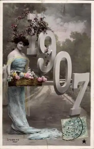 Ak Jahreszahl 1907, Frau in blauem Kleid, Blumen