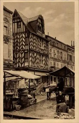 Ak La Rochelle Charente Maritime, Altes Haus am Marktplatz