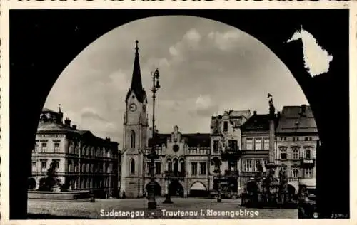 Ak Trautenau Sudetengau, Blick durch Torbogen, Häuser