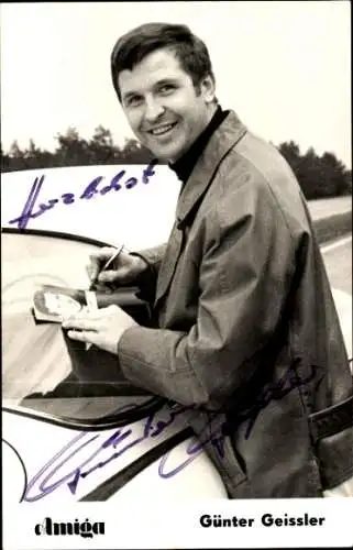 Ak Schauspieler Günter Geissler, Portrait beim Signieren, Autogramm