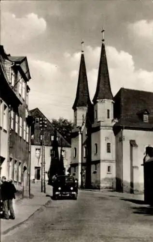 Ak Schneeberg im Erzgebirge, Ernst Schneller Straße mit Hospitalkirche