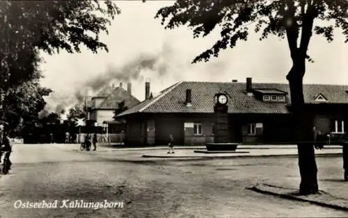 Ak Ostseebad Kühlungsborn, Bahnhof Kühlungsborn Ost, Uhr, Bahnübergang, Molli