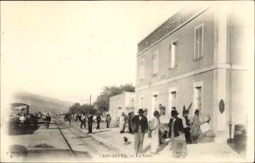 Ak Ain Sefra Algerien, Blick auf den Bahnhof, Menschen