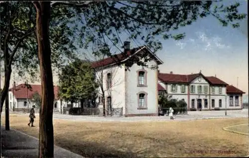 Ak Duss Dienze Moselle, Blick auf das Bahnhofsgebäude, Straßenpartie