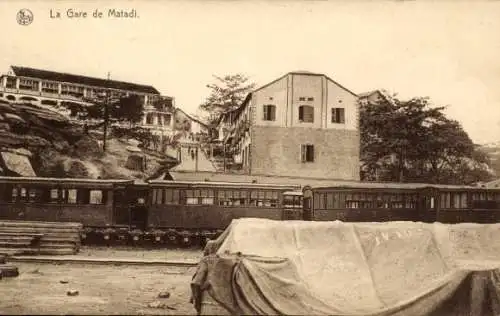 Ak Matadi DR Kongo Zaire, Teilansicht vom Bahnhof, Waggons