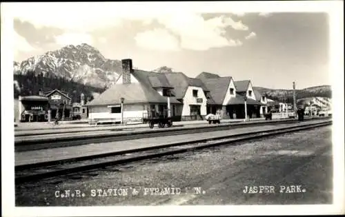 Ak Jasper Alberta Kanada, vom Bahnhof Jasper Park aus gesehen