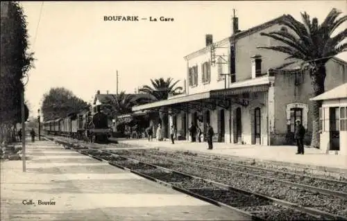 Ak Boufarik Algerien, Bahnhof, Gleise, Zug fährt ein