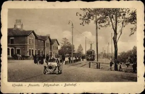 Ak Novi Sad Újvidék Neusatz Serbien, Bahnhof und Straßenbahn