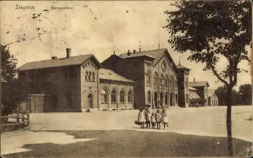 Ak Slagelse Dänemark, Kinder vor Bahnhof, Frontseite