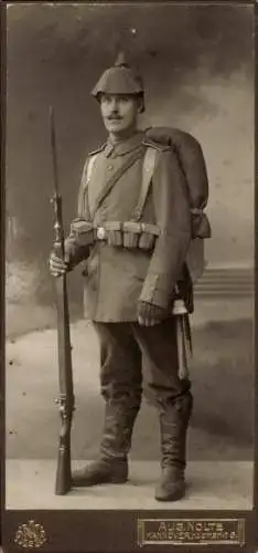 Kabinett Foto Hannover, Deutscher Soldat in Uniform, Standportrait, Bajonett, Marschausrüstung