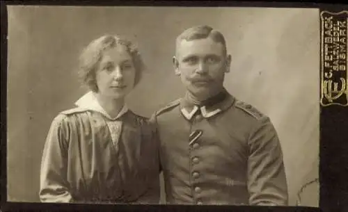 Kabinett Foto Salzwedel/Bismark in der Altmark, Deutscher Soldat in Uniform, Portrait mit Frau