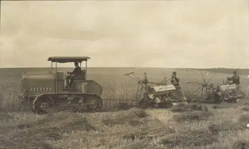 Foto Büssing Raupenschlepper LZM, Kettenfahrzeug, Zugmaschine mit Mähmaschinen auf einem Feld