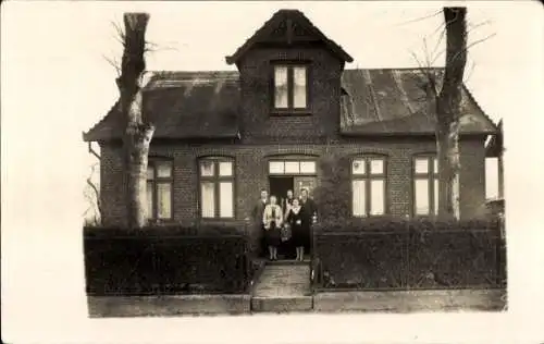 Foto Ak Flintbek in Schleswig-Holstein, Wohnhaus, Hausbewohner