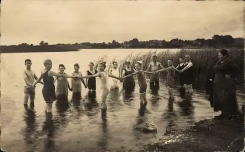 Foto Ak Flintbek in Schleswig-Holstein, Kinder und Erwachsene im Wasser