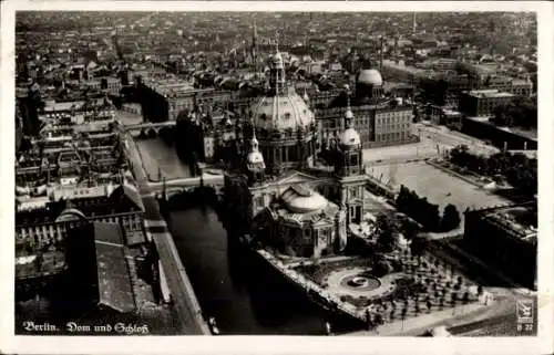 Ak Berlin, Fliegeraufnahme vom Schloss und Dom