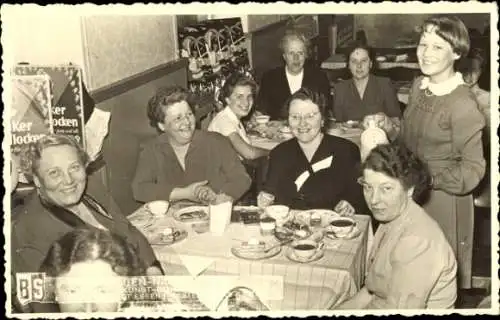 Foto Ak Essen im Ruhrgebiet, Gruppenbild, Frauen, Hausfrauennachmittag