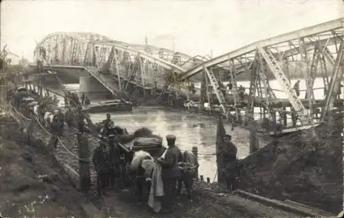 Foto Ak Deutsche Soldaten in Uniformen, zerstörte Brücke, Kriegszerstörungen, I WK