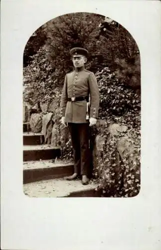 Foto Ak Deutscher Soldat in Uniform auf einer Treppe, Portrait