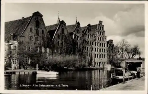 Ak Hansestadt Lübeck, Trave, Teilansicht, Salzspeicher, Brücke