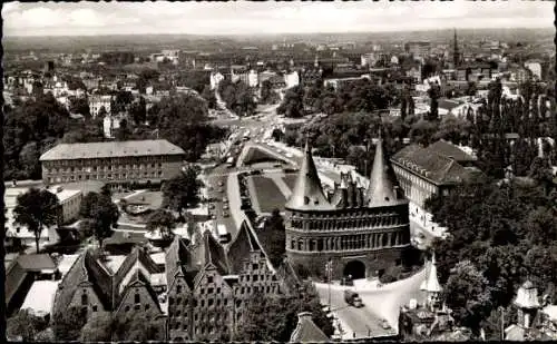 Ak Hansestadt Lübeck, Blick vom Aussichtsturm St. Petri, Holstentor, Gesamtansicht