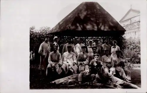 Foto Ak Deutsche Soldaten mit Krankenschwestern