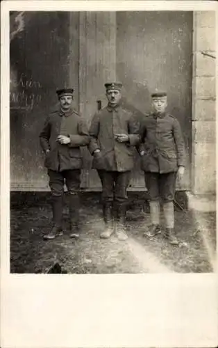 Foto Ak Reims Marne, Deutsche Soldaten in Uniformen