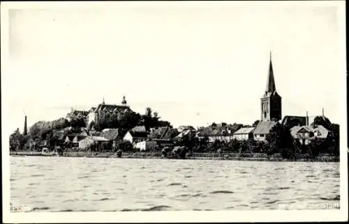 Ak Plön am See Schleswig Holstein, Blick vom Wasser auf die Stadt