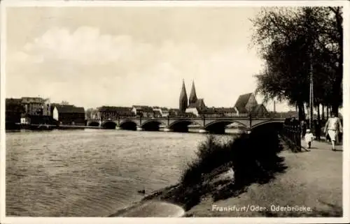 Ak Frankfurt an der Oder, Oderbrücke, Promenade, Passanten, Kirchtürme