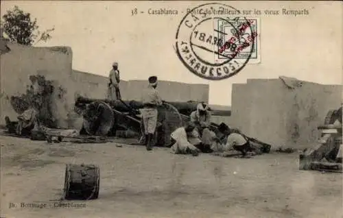 Ak Casablanca Marokko, Posten auf der alten Stadtmauer, Soldaten, Kanone