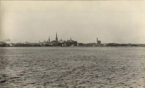 Foto Ak Tallinn Reval Estland, Gesamtansicht, Wasserpartie, Im Hintergrund Häuser, Kirche