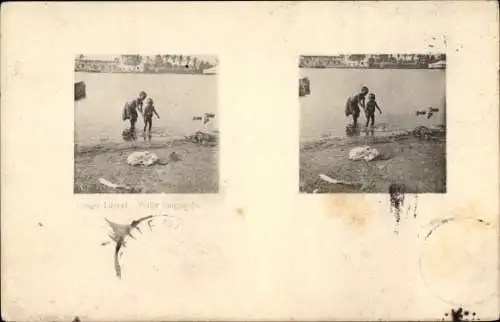 Stereo Foto Ak Congo Litoral, Zwei Kinder baden im Wasser