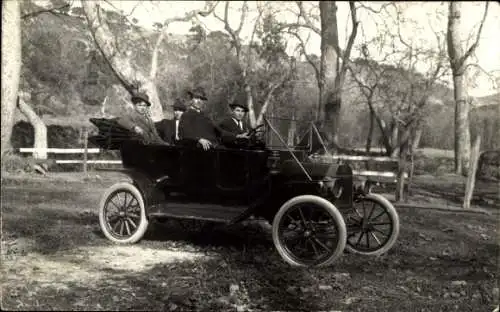 Foto Ak Vier junge Männer in einem Automobil