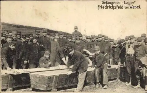 Ak Friedrichsfeld Voerde am Niederrhein, Kriegsgefangenenlager, Kriegsgefangene, Waschtrog