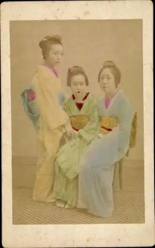 Foto Japan, drei japanische Frauen in Kimonos