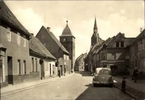 Ak Gräfenhainichen im Kreis Wittenberg, August-Bebel-Straße, Auto, Kirchturm